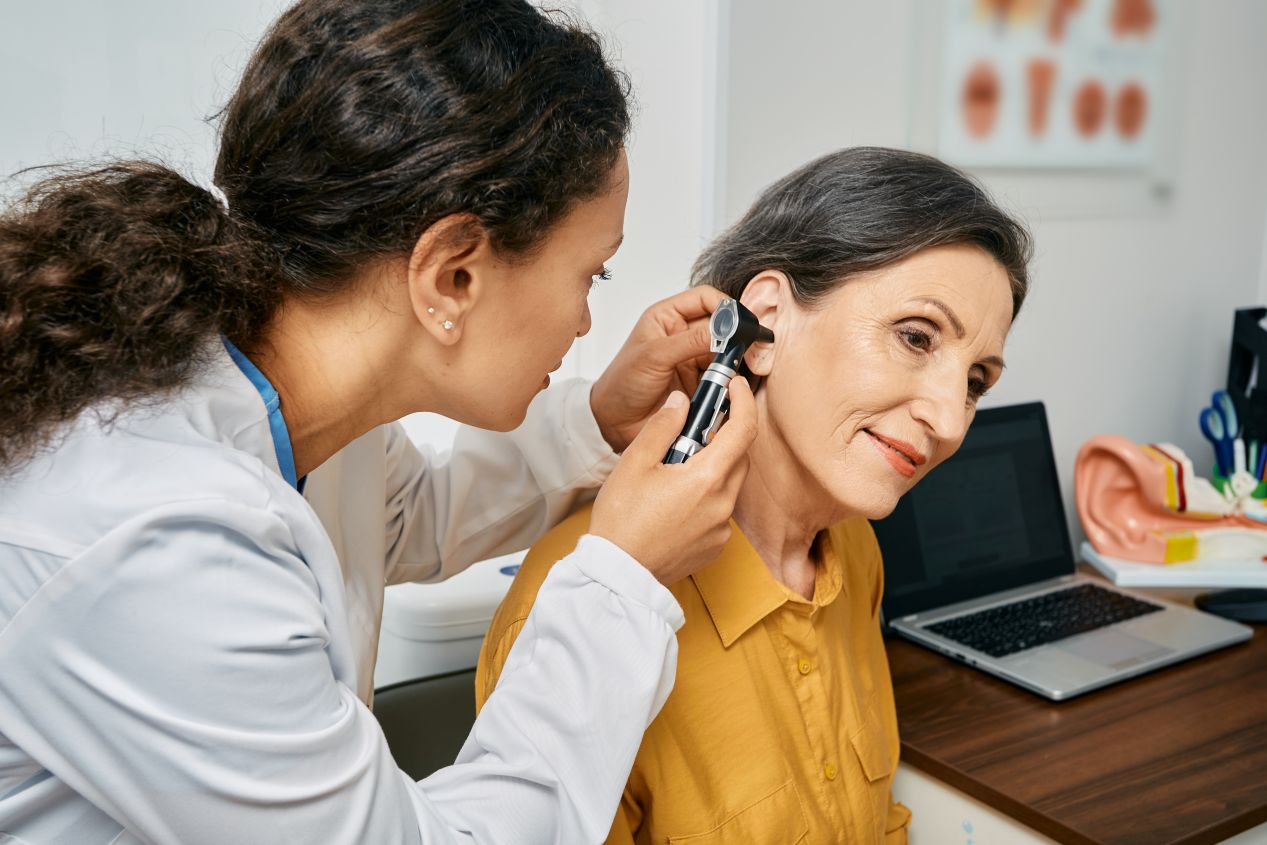 tinnitus-management-treatment woman receiving specialized tinnitus care from audiologist